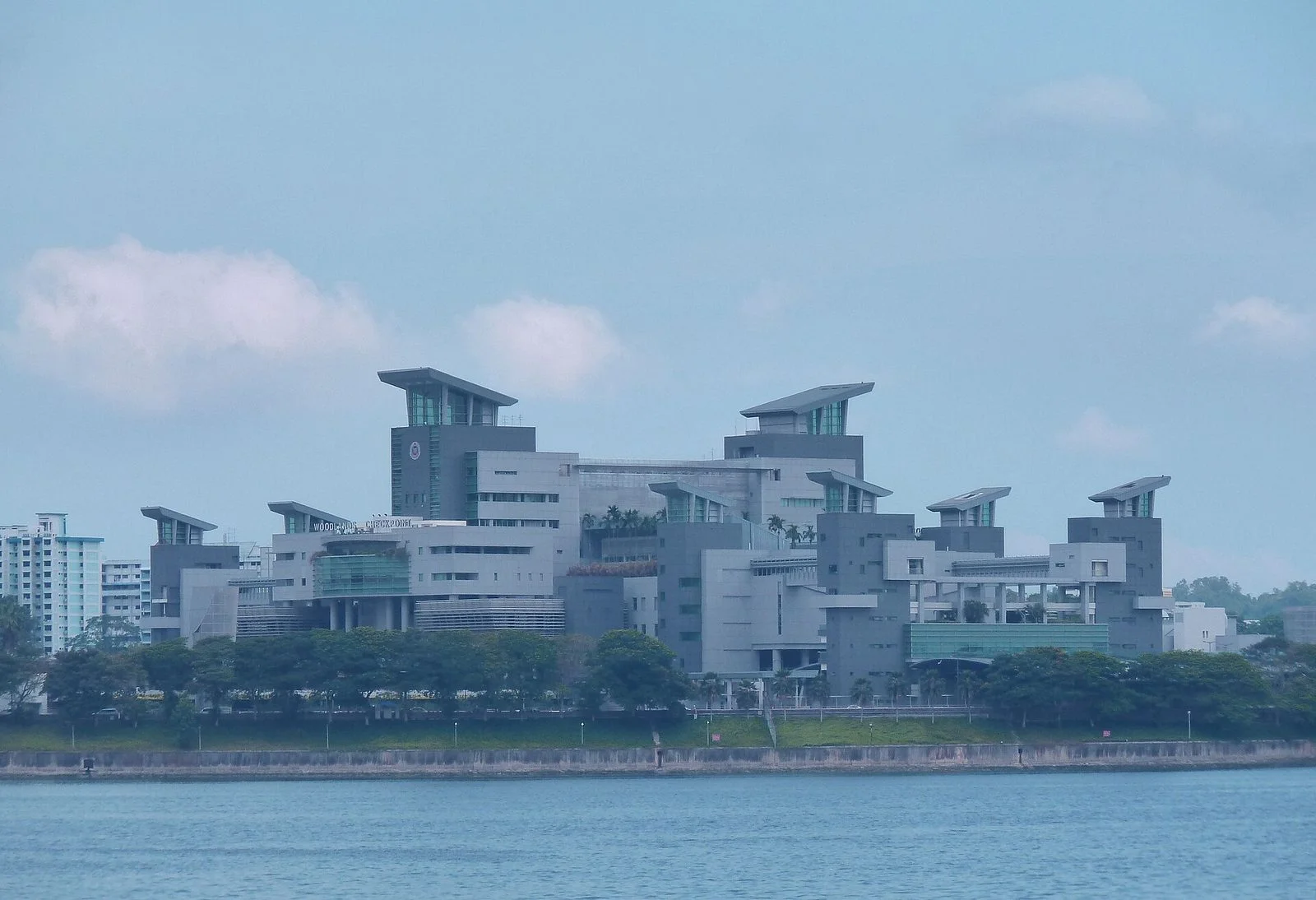 Les bâtiments gris du poste-frontière de Woodlands Checkpoint, au bord du détroit de Johor