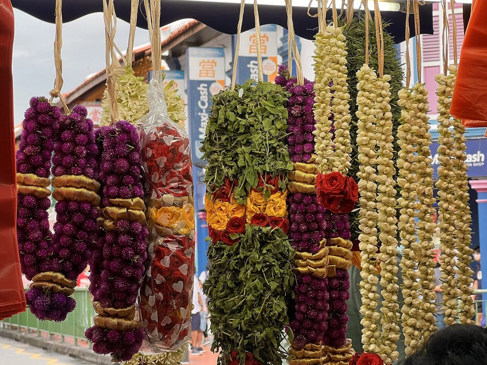 Guirlandes de fleurs suspendues à un stand du marché de Deepavali