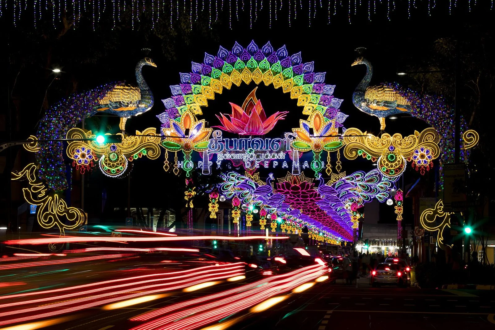 Arches lumineuses de Deepavali au-dessus de Serangoon Road, la nuit