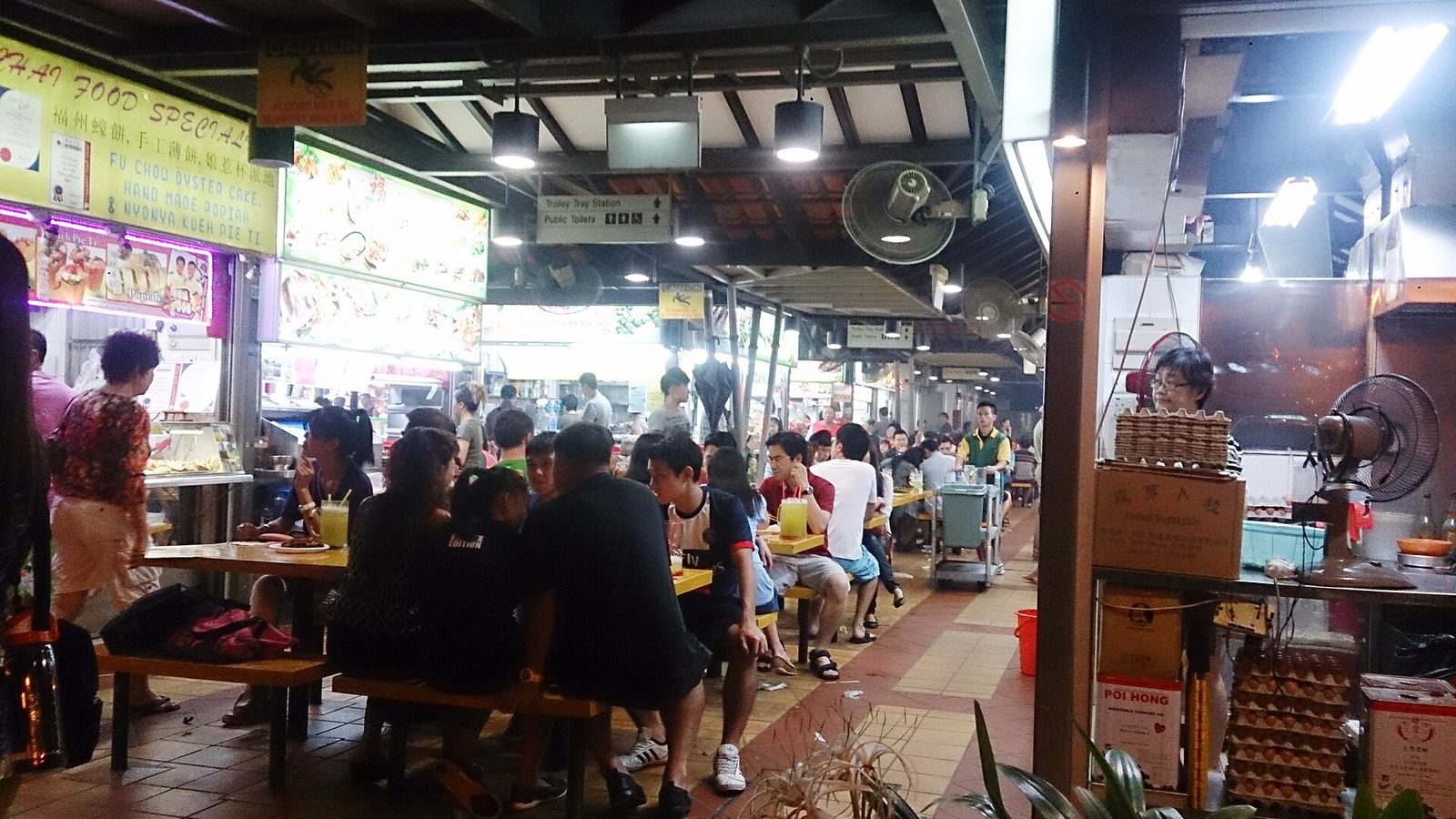 Allées de stands et tables du Chomp Chomp Food Centre, à Serangoon Gardens