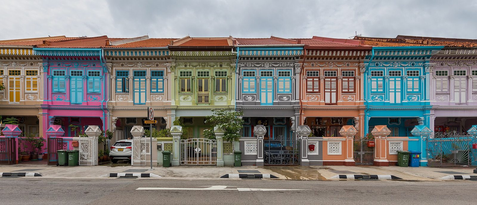 Rangée de maisons peranakan à deux étages aux façades colorées et ornées sur Koon Seng Road