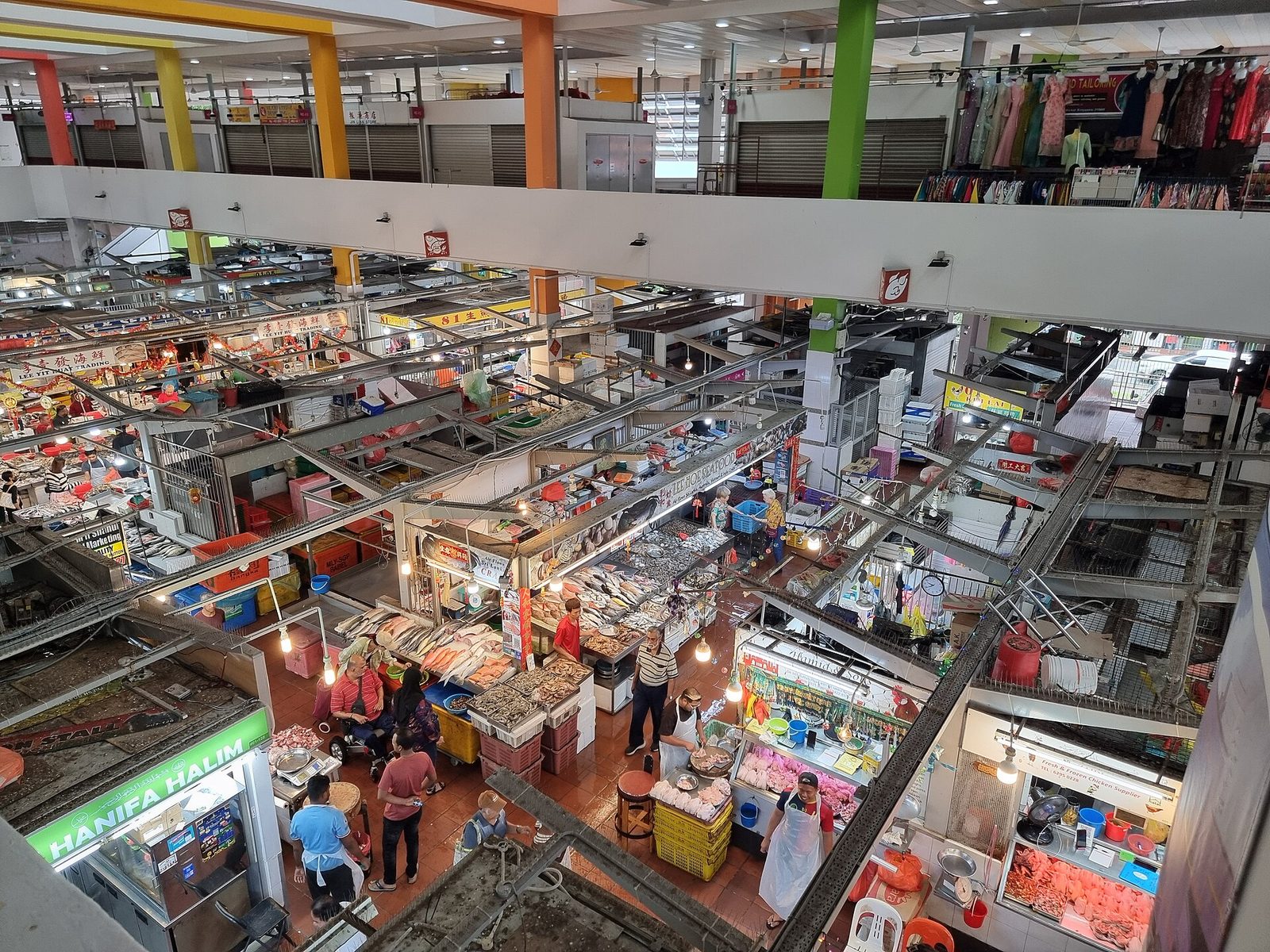 Vue plongeante sur les allées du marché couvert de Tekka Centre, avec ses étals de produits frais sous les néons