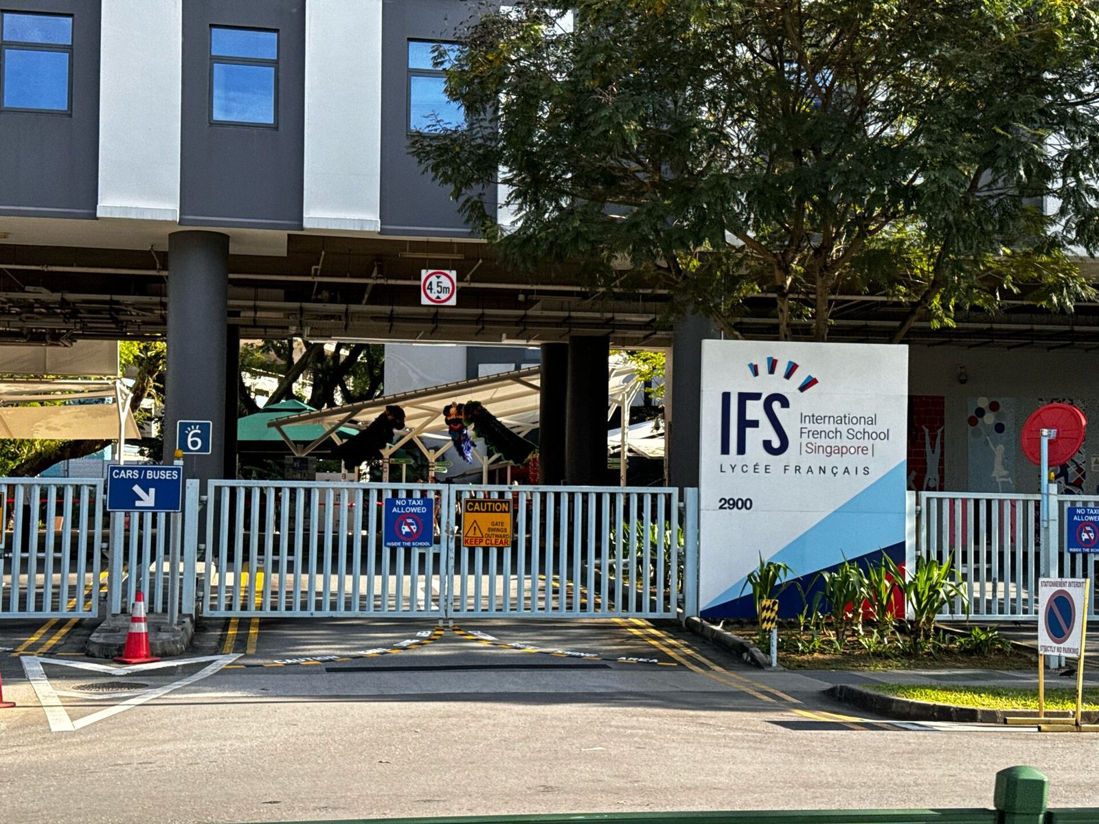 Portail d'entrée de l'International French School au 2900 Ang Mo Kio, avec le panneau IFS Lycée Français