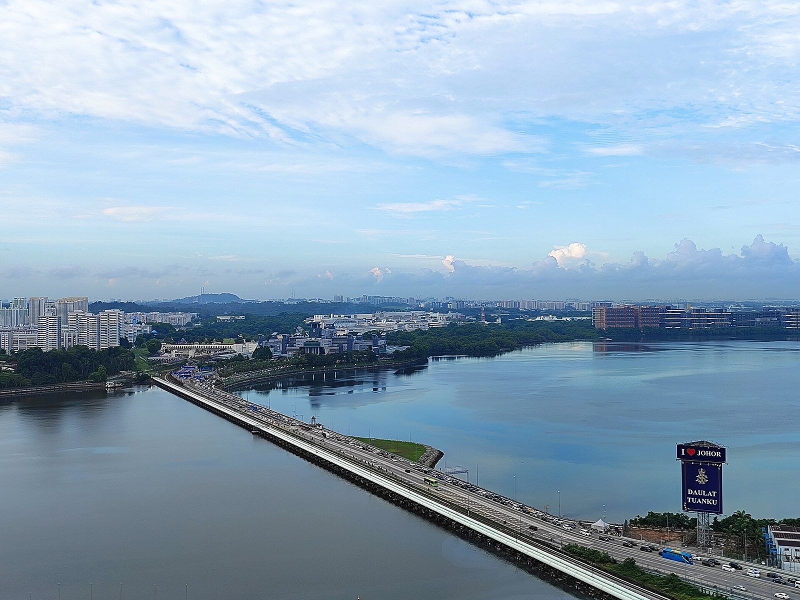 La Chaussée entre Johor Bahru et Singapour, vue d'en haut, avec la circulation sur le pont et la rive de Woodlands au fond