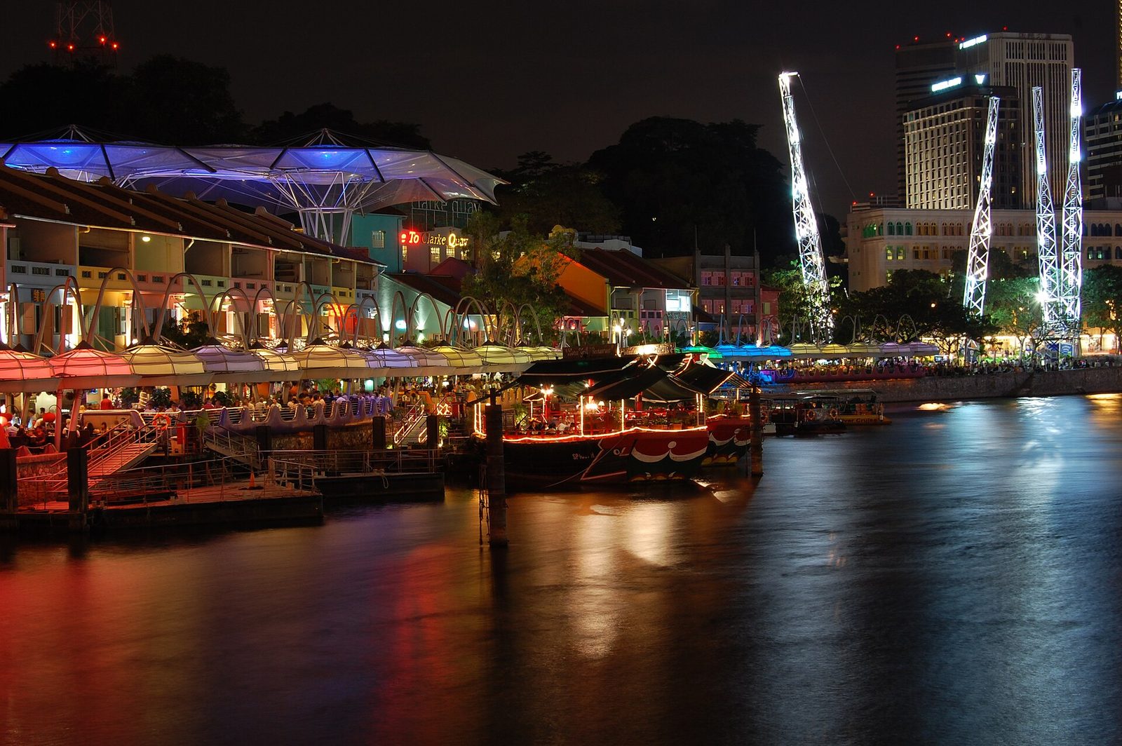 Les restaurants illuminés de Clarke Quay et leurs reflets sur la rivière Singapour, la nuit