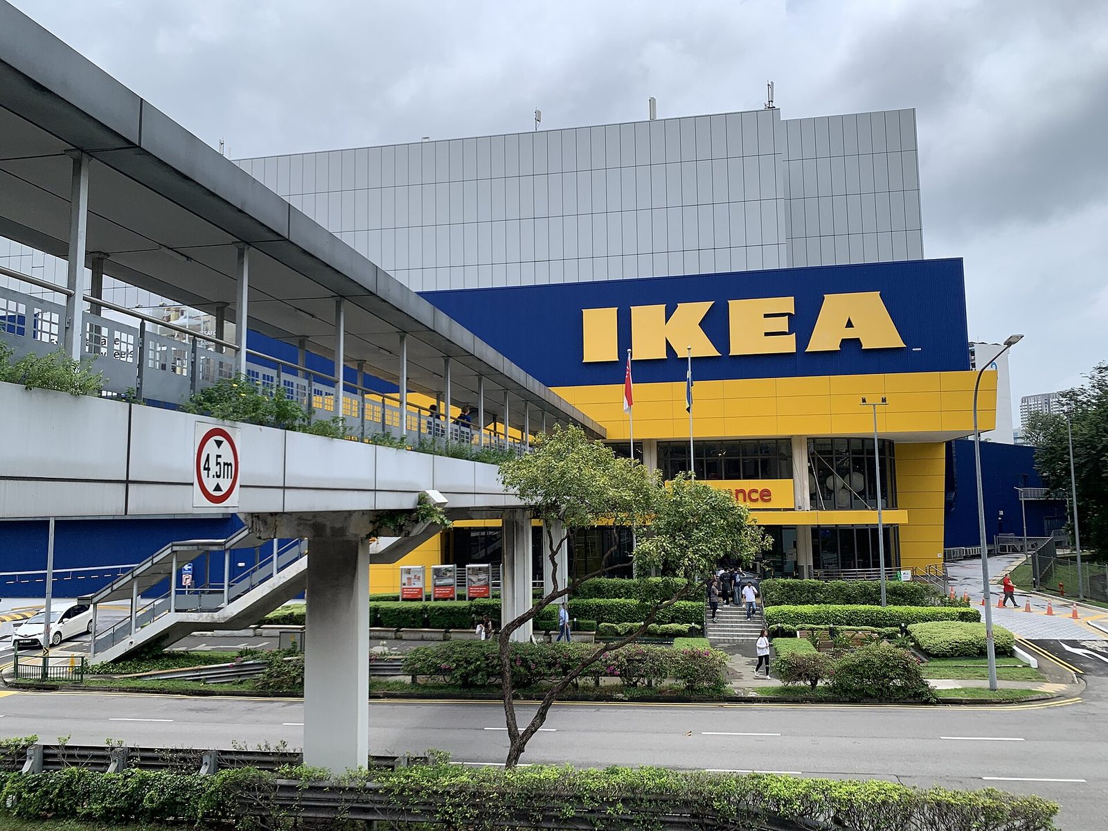 La façade bleue et jaune du magasin IKEA d'Alexandra, avec sa passerelle piétonne et ses escaliers d'accès