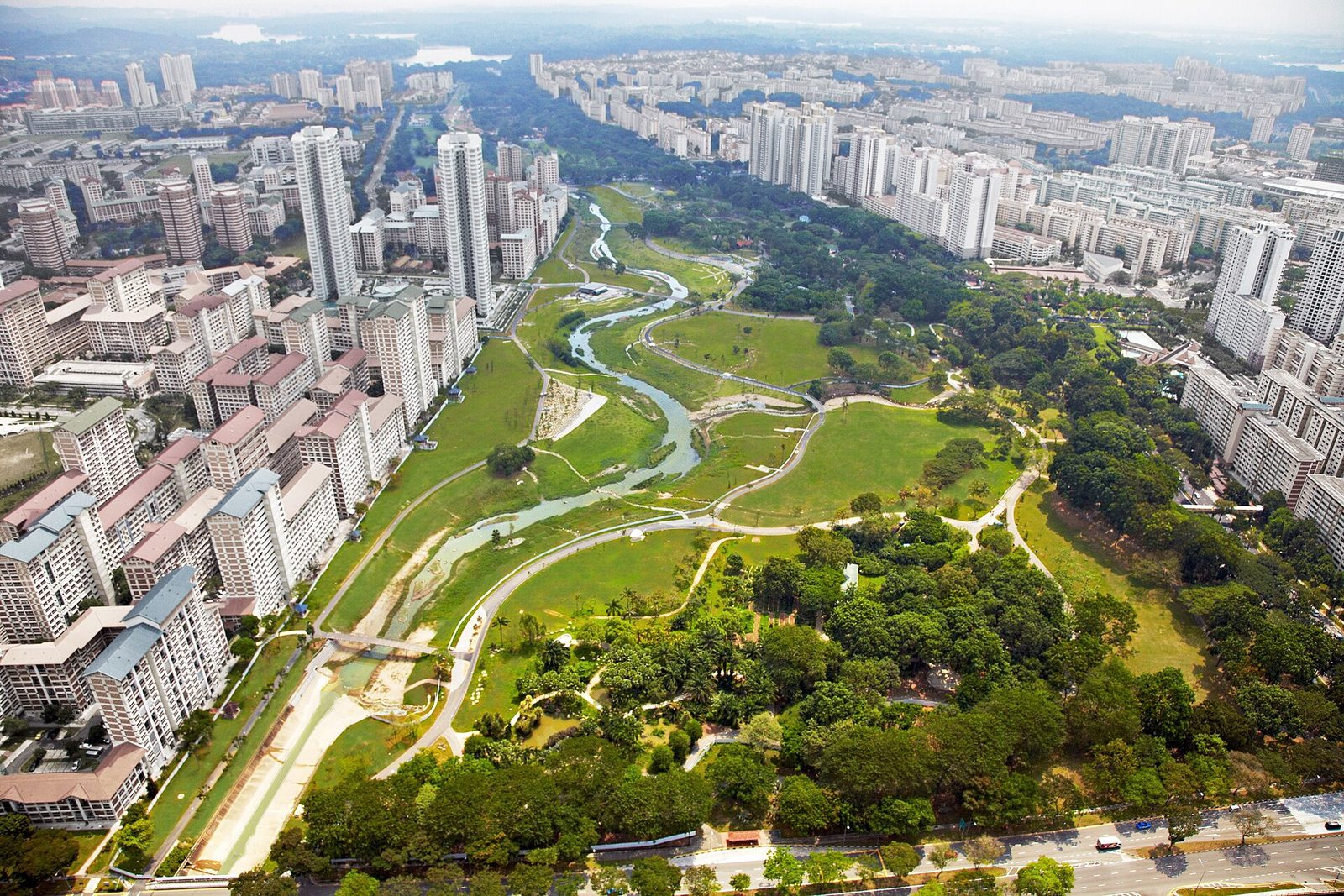 Vue aérienne du parc de Bishan-Ang Mo Kio : la rivière Kallang serpente entre pelouses et bosquets, bordée de tours de logements