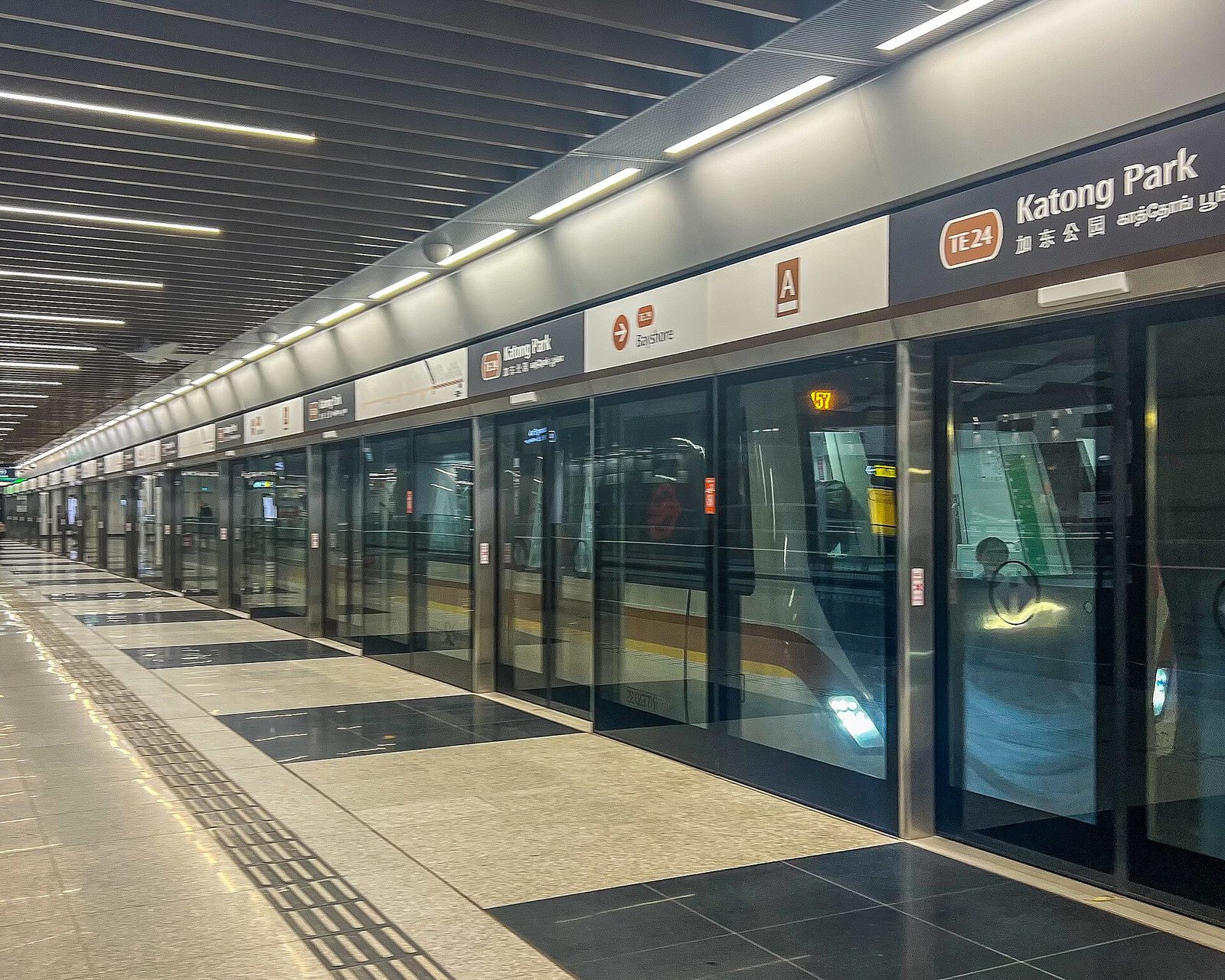 Quai de la station Katong Park de la Thomson-East Coast Line, avec ses portes palières vitrées et un train à l'arrêt