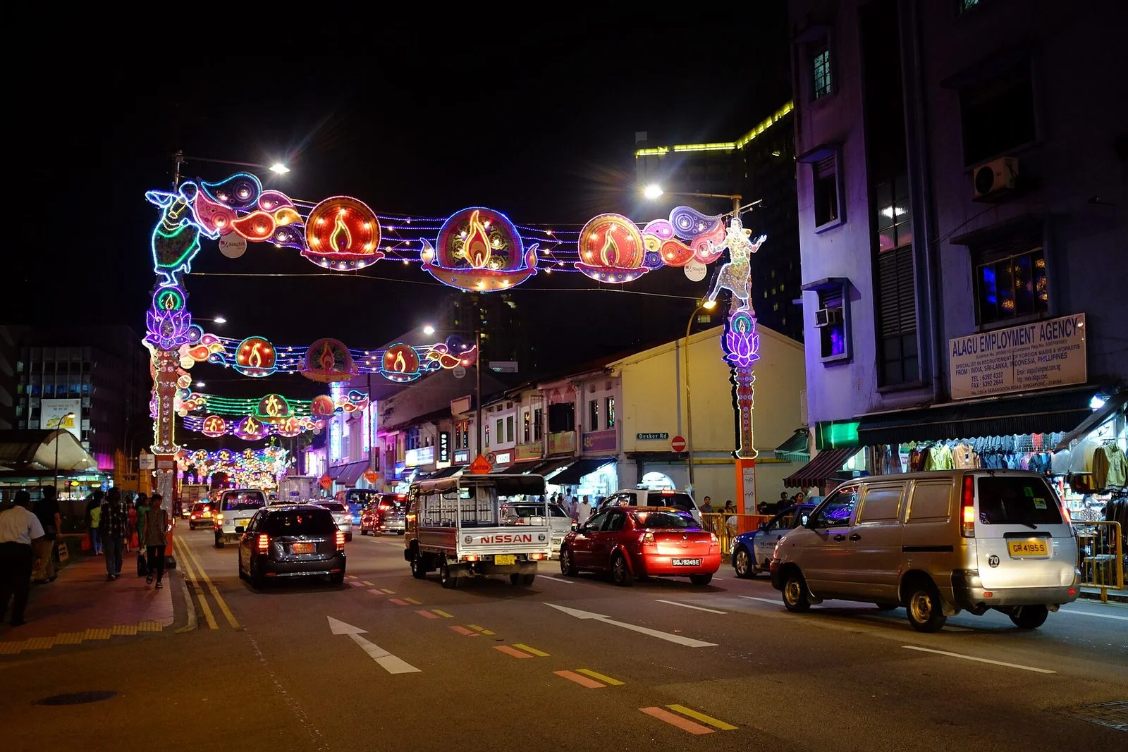 Arches lumineuses de Deepavali au-dessus de Serangoon Road, la nuit, à Little India