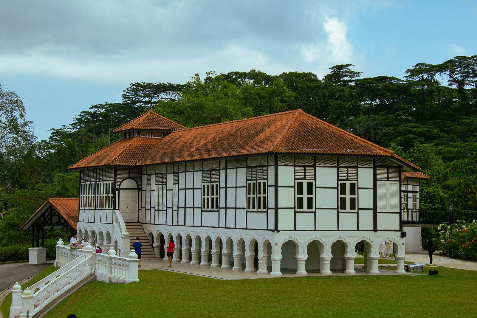 La maison coloniale Atbara, en noir et blanc sous un toit de tuiles orange, sur une pelouse de la Gallop Extension