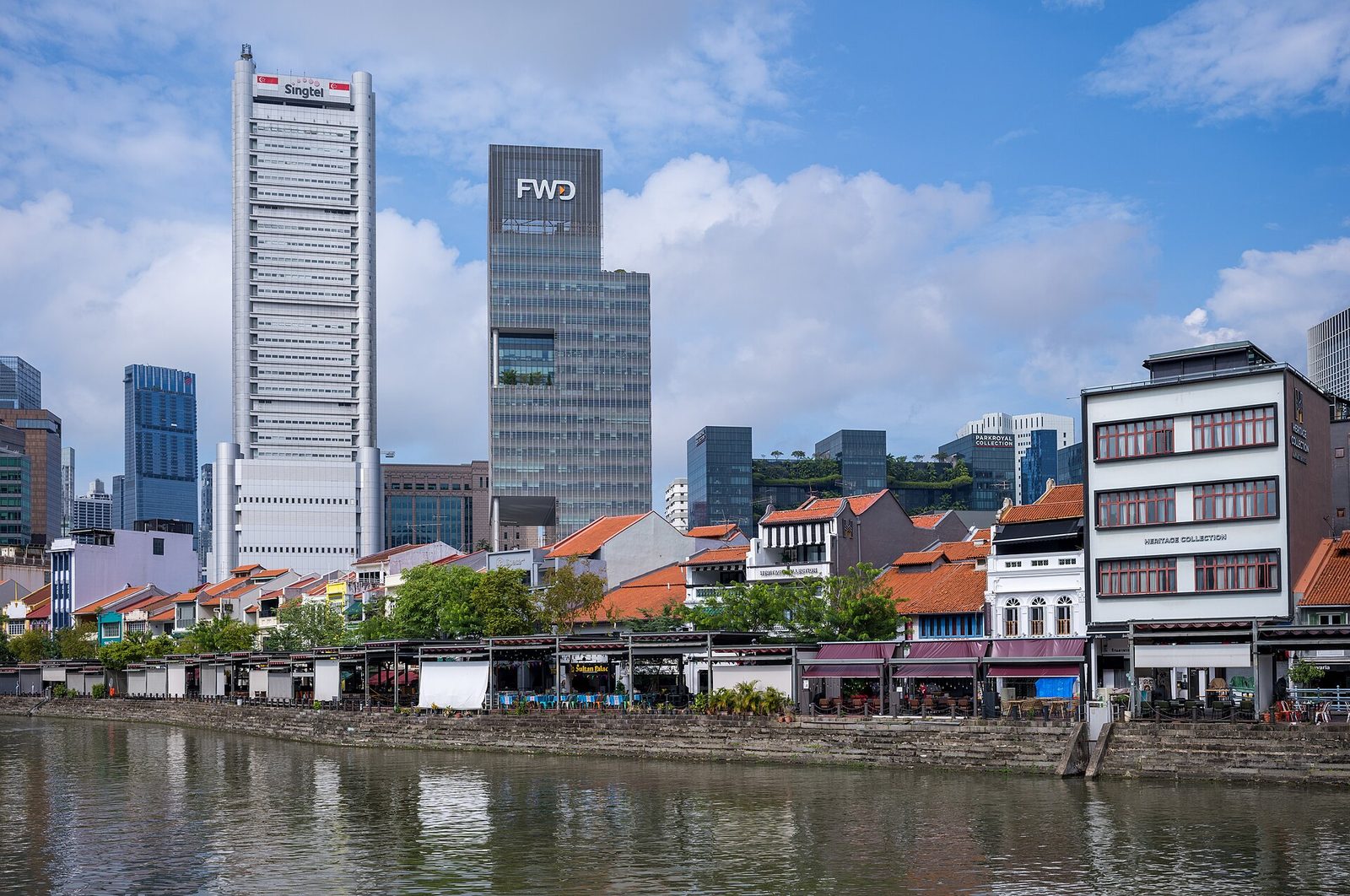 Les shophouses colorées de Boat Quay au bord de la Singapore River, devant les tours du quartier d'affaires