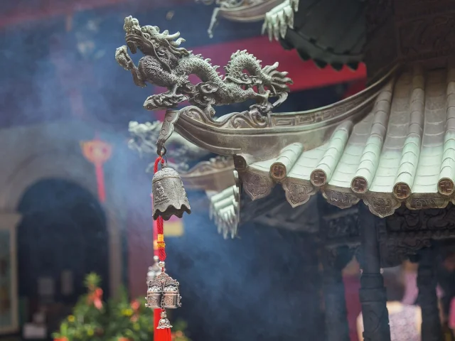 Dragon et fumée d'encens à Thian Hock Keng