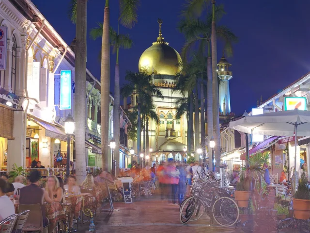 Bussorah Street et la mosquée du Sultan le soir
