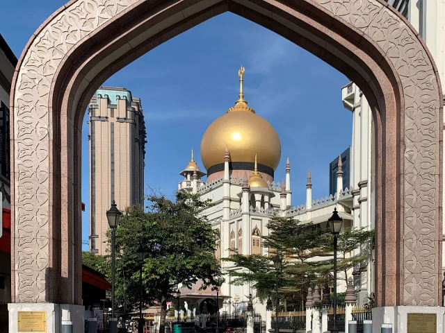 La mosquée du Sultan sous une arche