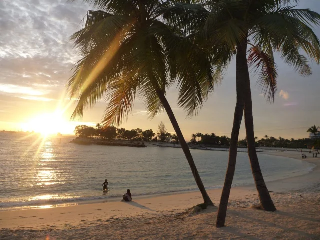 Coucher de soleil sur une plage de Sentosa
