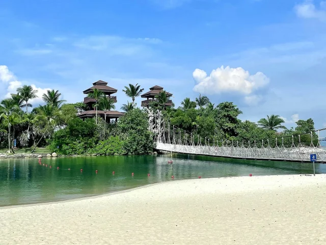 Palawan Beach et son pont suspendu