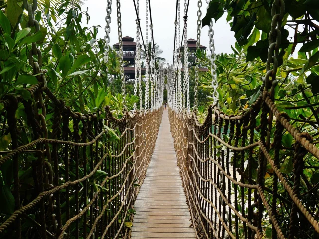 Sur le pont suspendu de Palawan