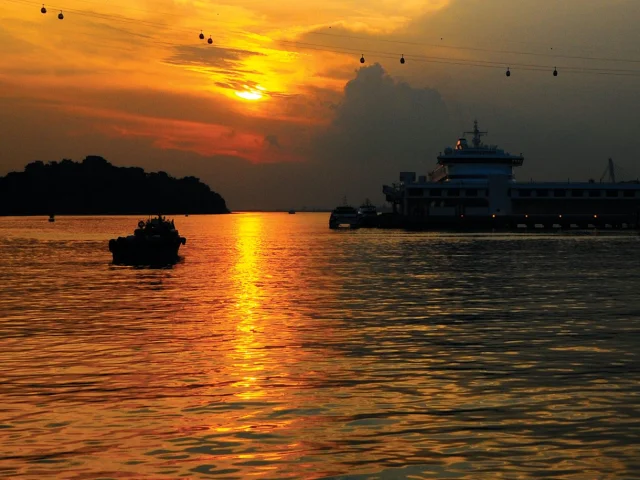 Crépuscule sur le Cruise Centre
