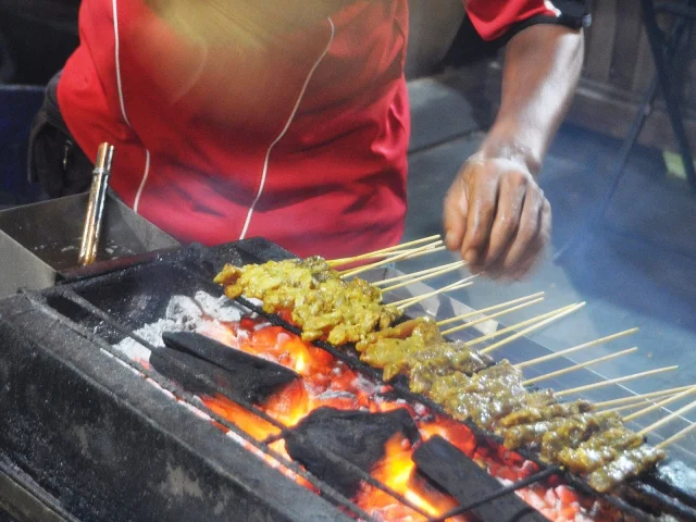Grill à satay sur Boon Tat Street