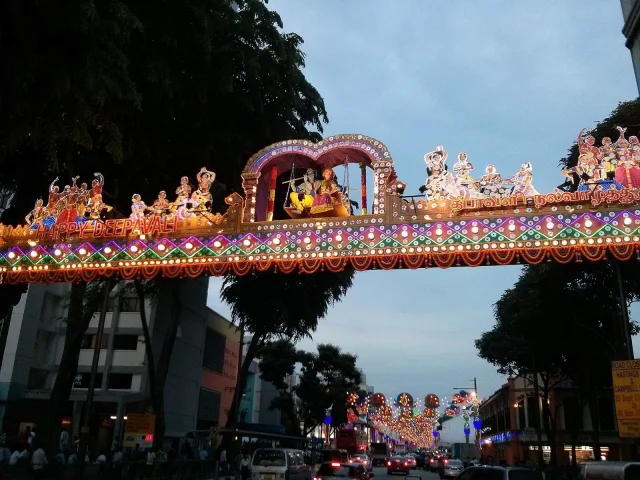 Arche de Deepavali au crépuscule