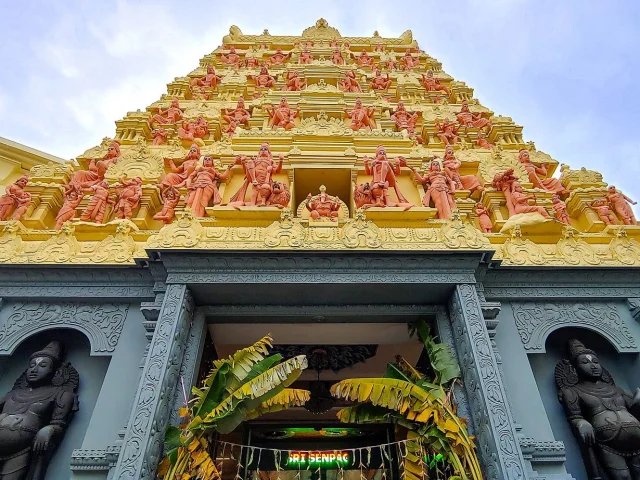 Gopuram du temple Sri Senpaga Vinayagar