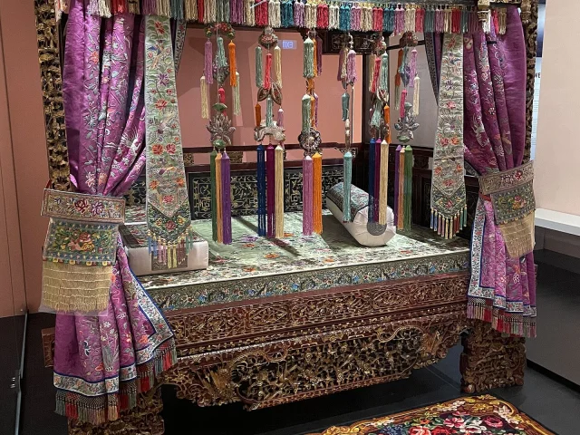 Lit sculpté au Peranakan Museum