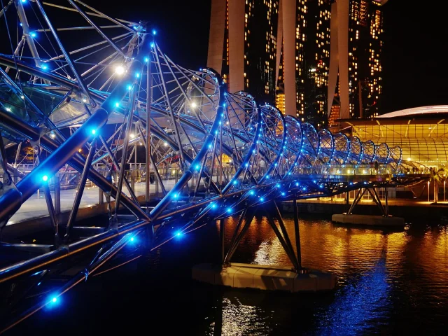 Les arches lumineuses du Helix Bridge