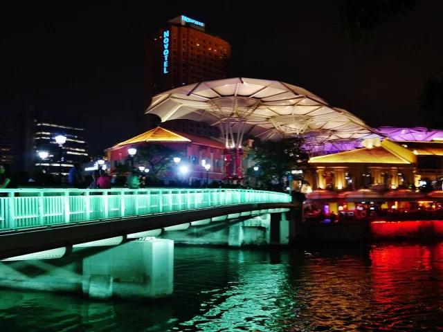 Clarke Quay et son pont illuminé