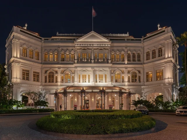 Le Raffles Hotel de nuit