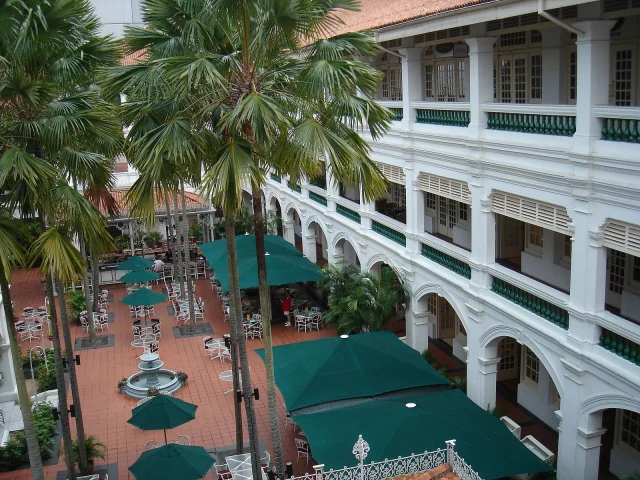 Une cour du Raffles Hotel