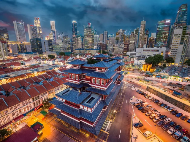 Buddha Tooth Relic Temple à la tombée du jour