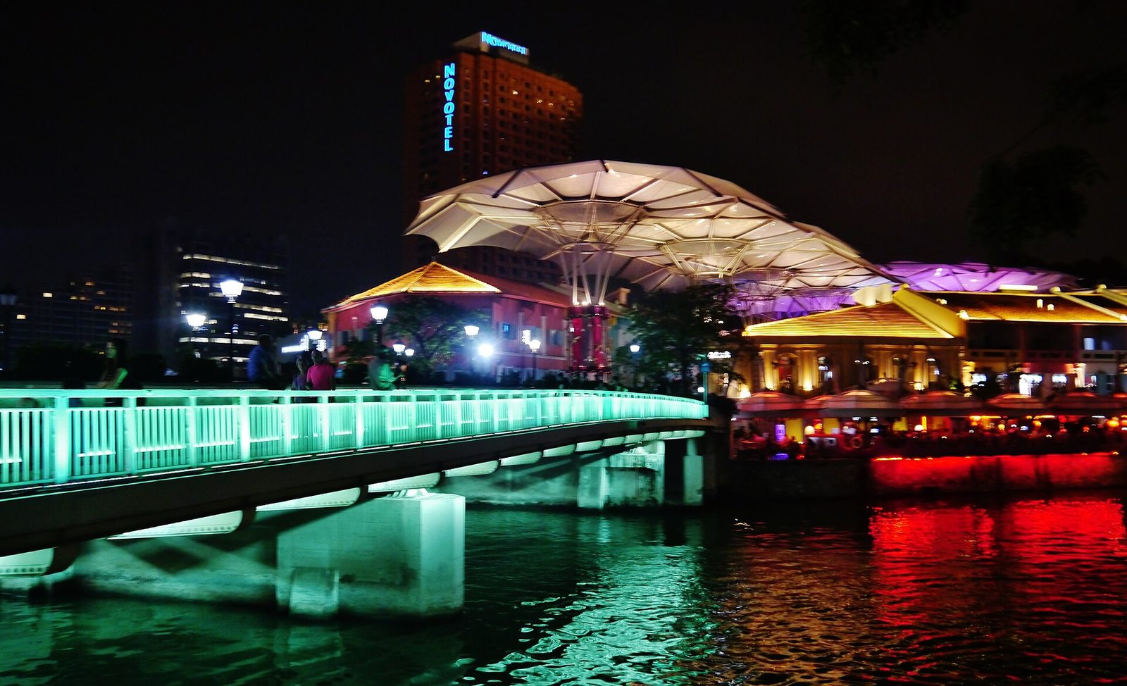 Clarke Quay et son pont illuminé