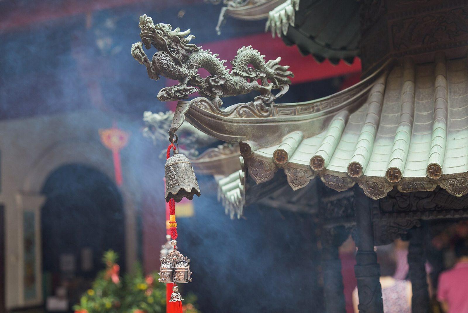Dragon et fumée d'encens à Thian Hock Keng