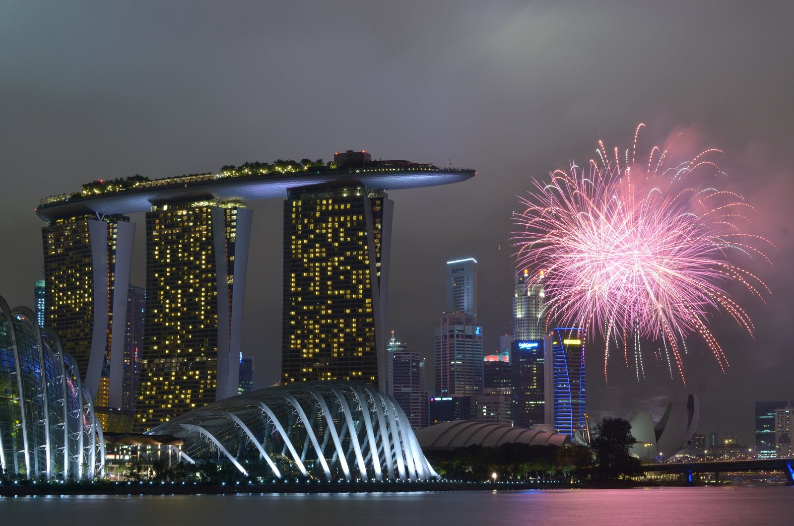 Feux d'artifice devant Marina Bay Sands