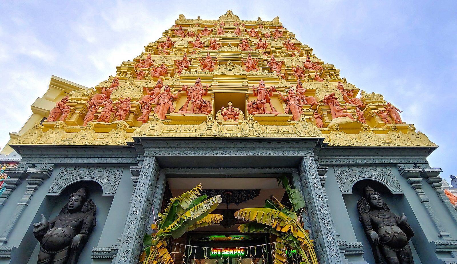 Gopuram du temple Sri Senpaga Vinayagar
