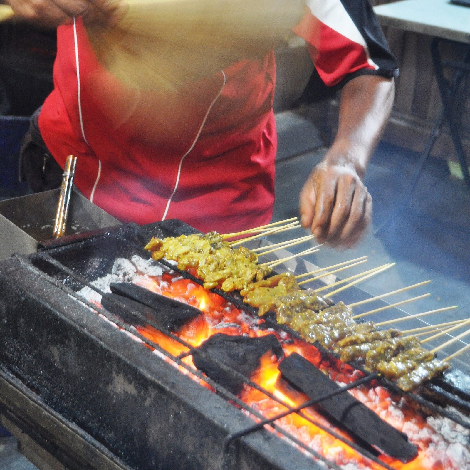Grill à satay sur Boon Tat Street