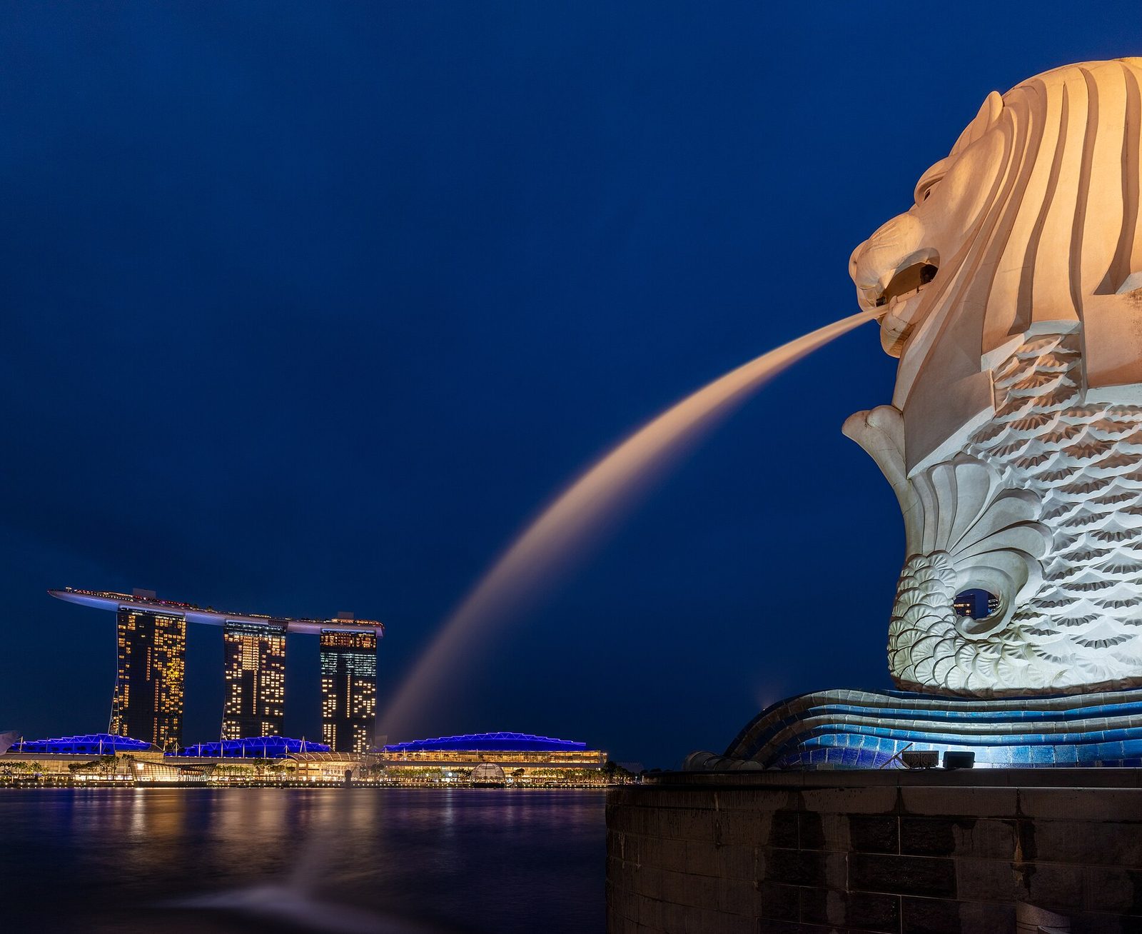 Le Merlion face à Marina Bay Sands
