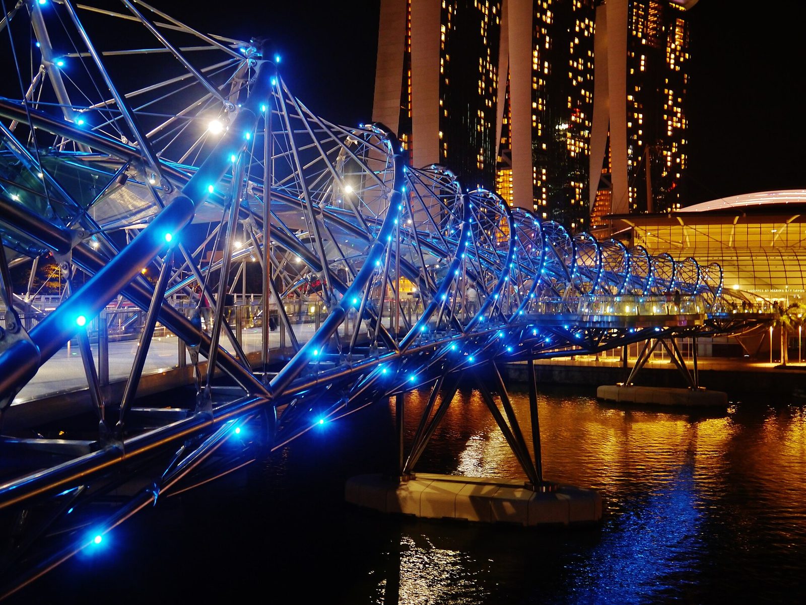 Les arches lumineuses du Helix Bridge