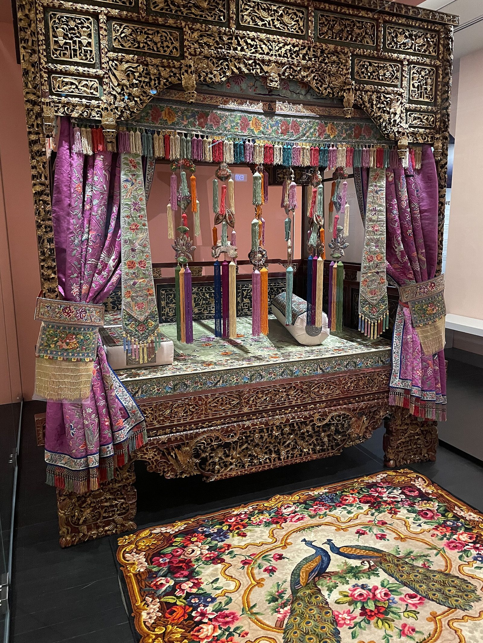 Lit sculpté au Peranakan Museum