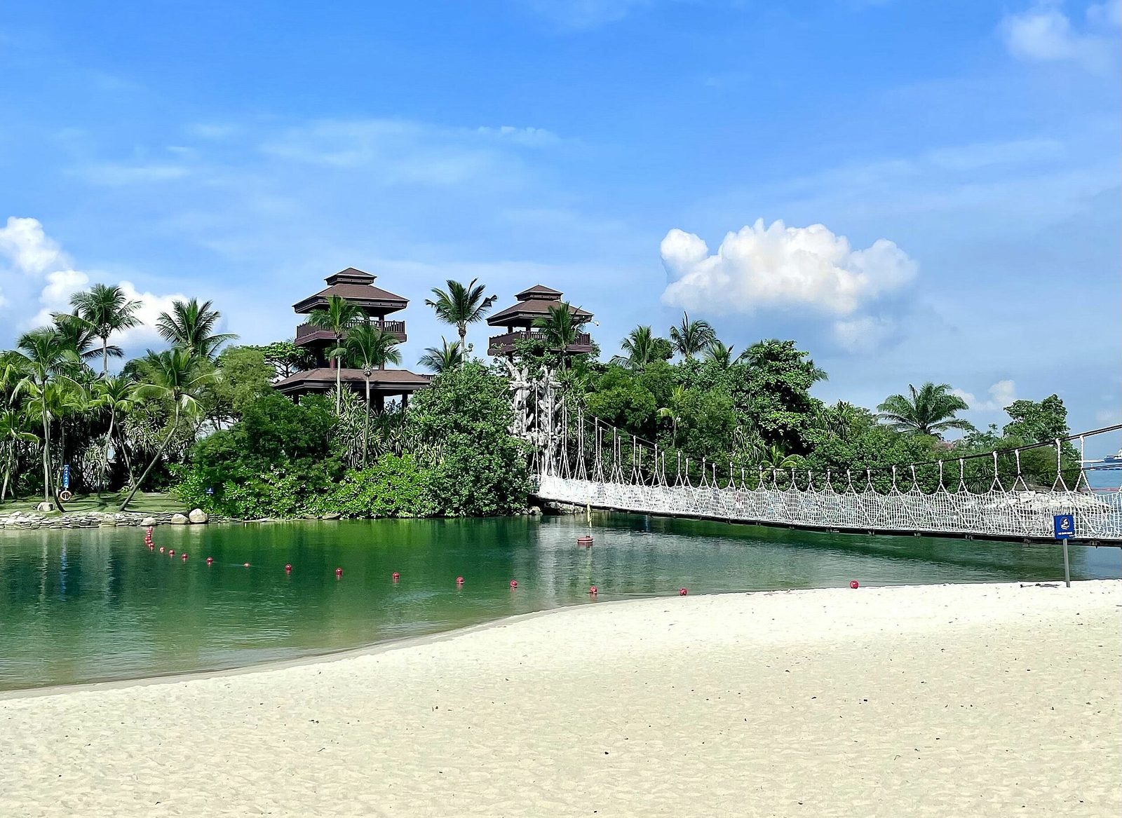 Palawan Beach et son pont suspendu
